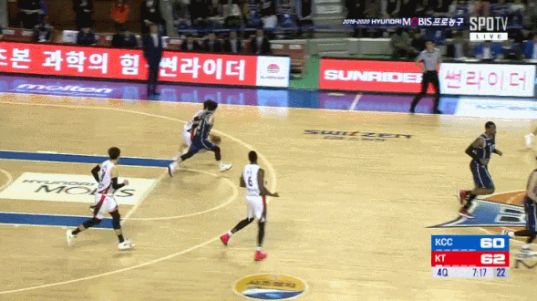 어제자 전기가 흐르는 농구장.GIF