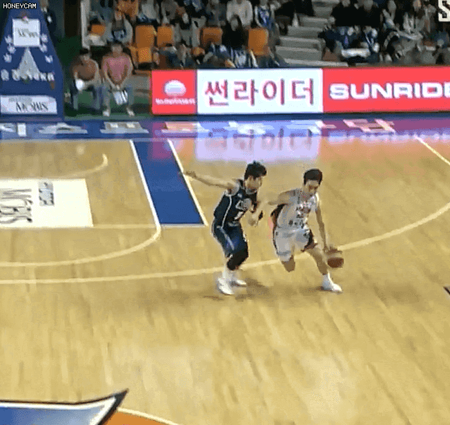 어제자 전기가 흐르는 농구장.GIF