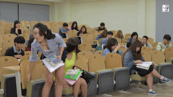 교수 수업 방해하는 여학생들