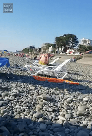 핸드폰 찾는 남자