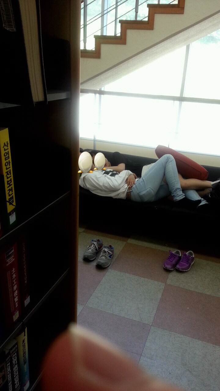 도서관 민폐 커플