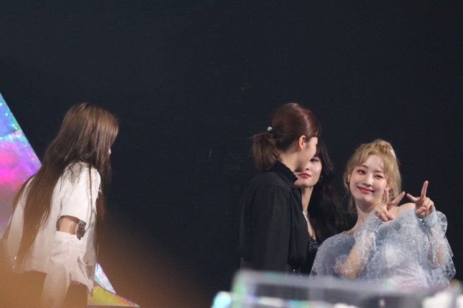 다현 놀리는 정연.jpg