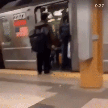 지하철 문 닫힐때 침 뱉은자의 최후