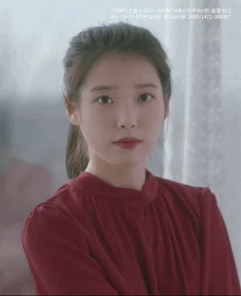 얼굴로 요가하는 아이유