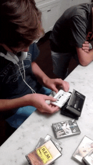 고대 유물 사용방법을 모르는 신세대