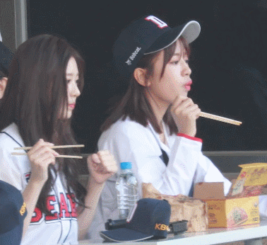 얘 젓가락질 왜이러냐?