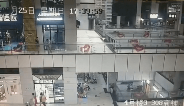 대륙의 쇼핑몰 물벼락