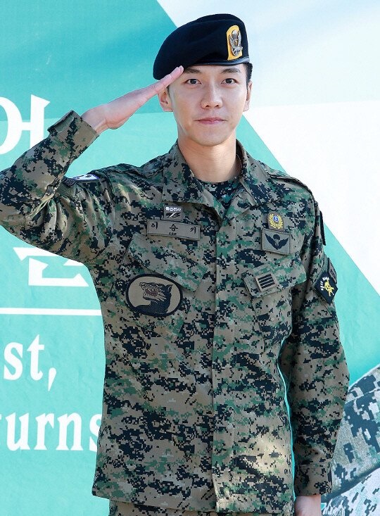 연예인 전역 경례 짤 모음