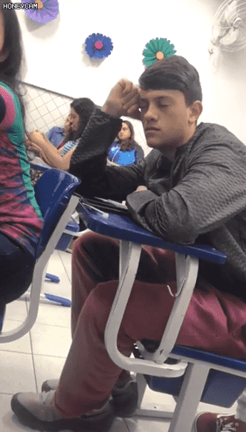 수업 중 잠든 친구한테 장난치는 여성.gif