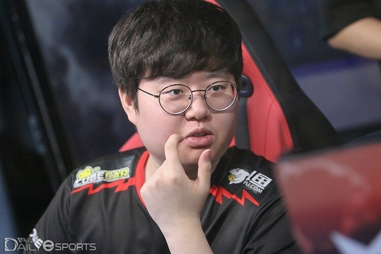 ??? : 야 애들아 왜그래 표정풀어