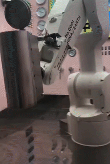 인간미가 느껴지는 커피따라주는 기계