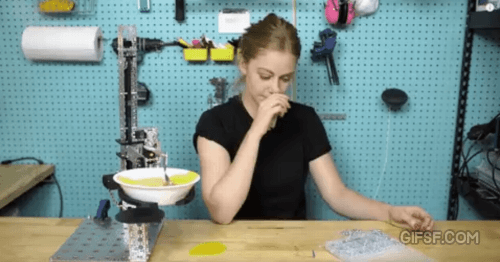 음식 먹여주는 로봇