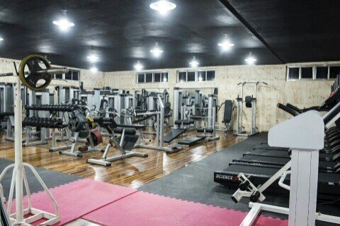 시골의 허름한 헬스장