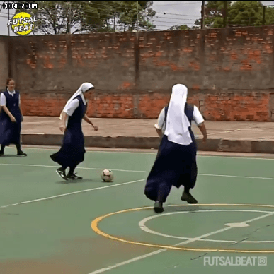 브라질 수녀님들 축구실력 클라스.gif