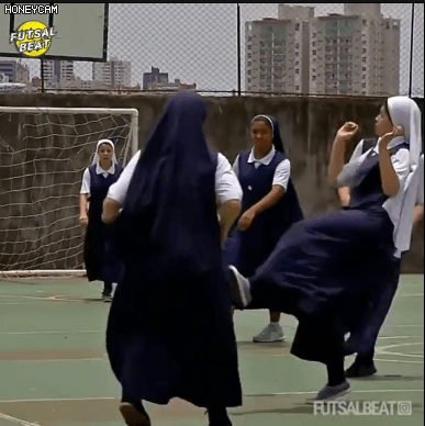 브라질 수녀님들 축구실력 클라스.gif