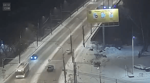 눈길에 미끄러져 추락