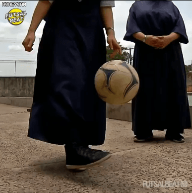 브라질 수녀님들 축구실력 클라스.gif