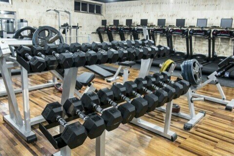 시골의 허름한 헬스장