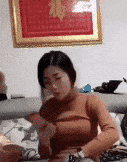 여자친구 방심한 사이에 옷벗기기