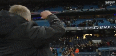 경기 후 퍼기를 보며 환호하는 솔샤르