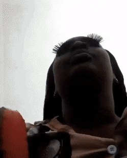 속눈썹이 너무 길다...