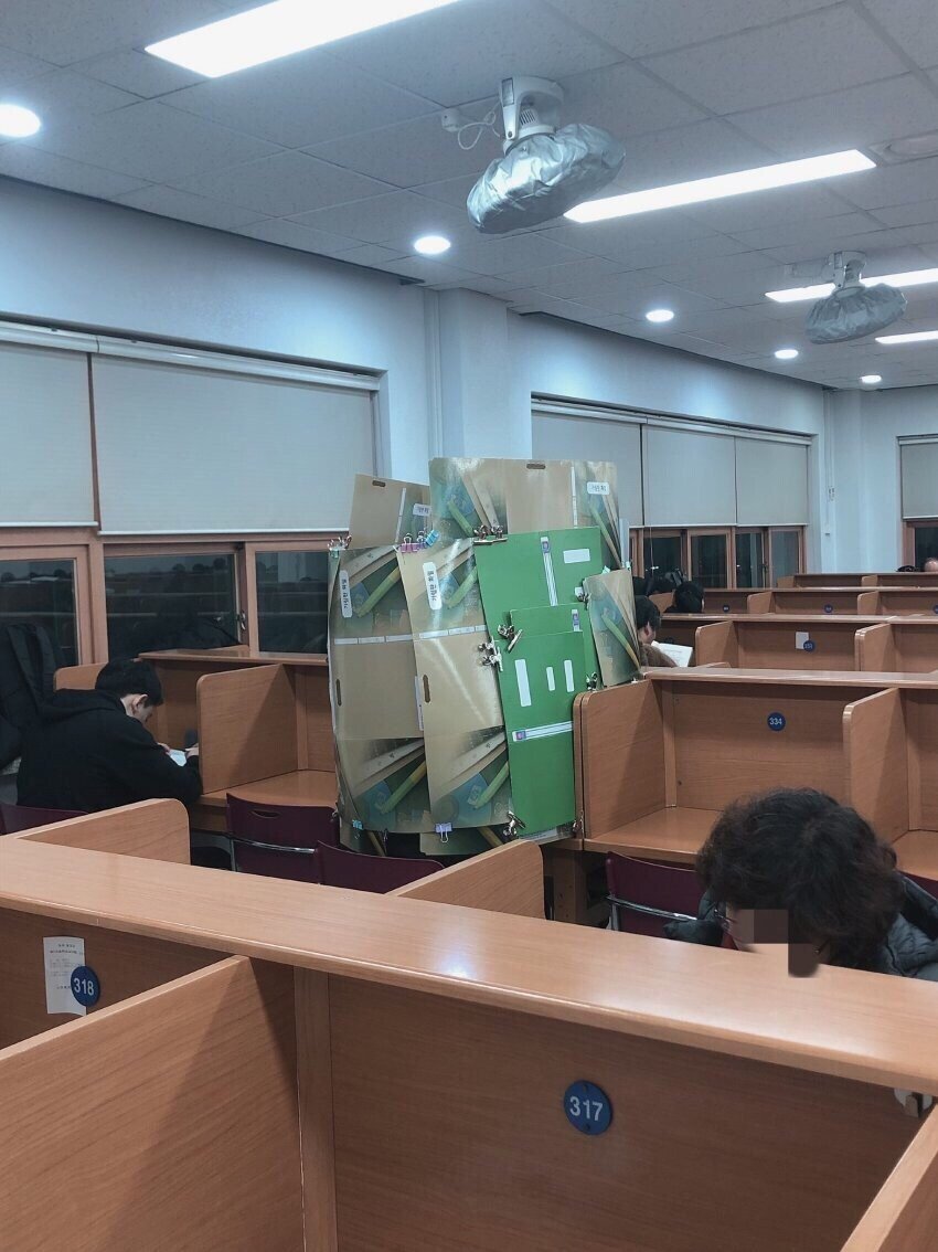 도서관에 나타난 공부의신