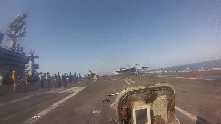 항공모함에서 이륙하는 전투기