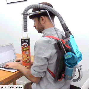 손 안대고 프링글스 먹는 기구 개발.gif