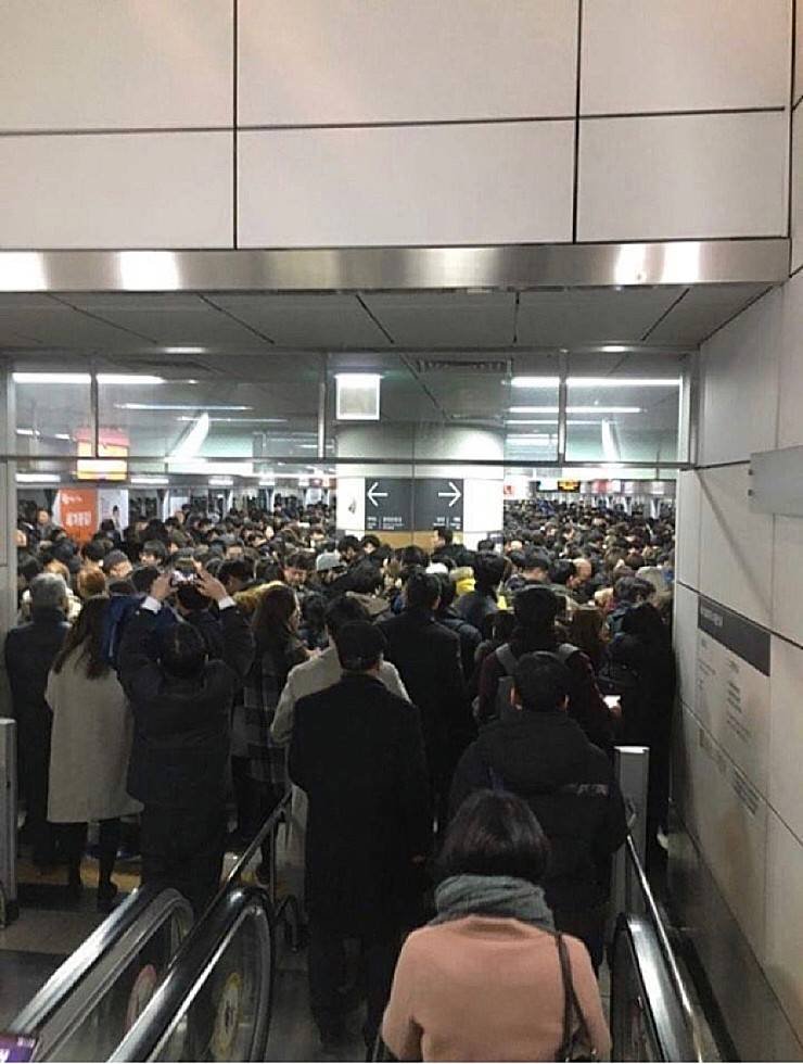 싱글벙글 9호선 지하철 출근길