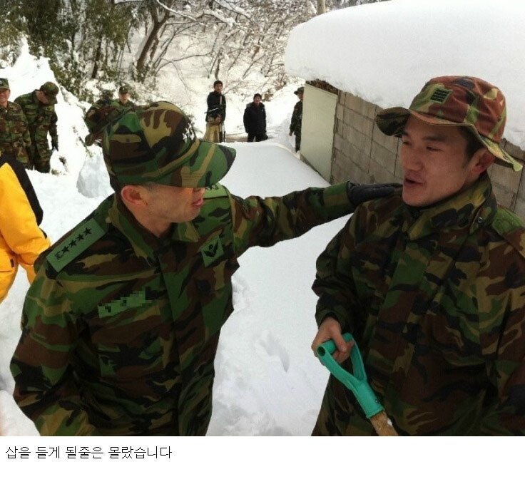 ??? : 왜 자네는 장갑을 안 끼고 있나?