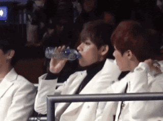 물병을 손에서 놓으면 죽는 남자