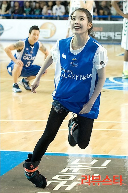 발목이 꺽여도 해맑은 아이유