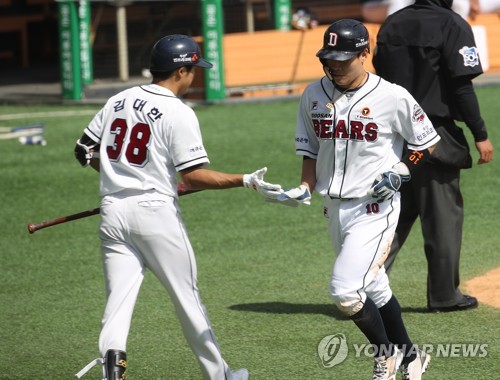두 번째 박세혁의 야구…투수와 소통하고·선배 포수에게 배우고