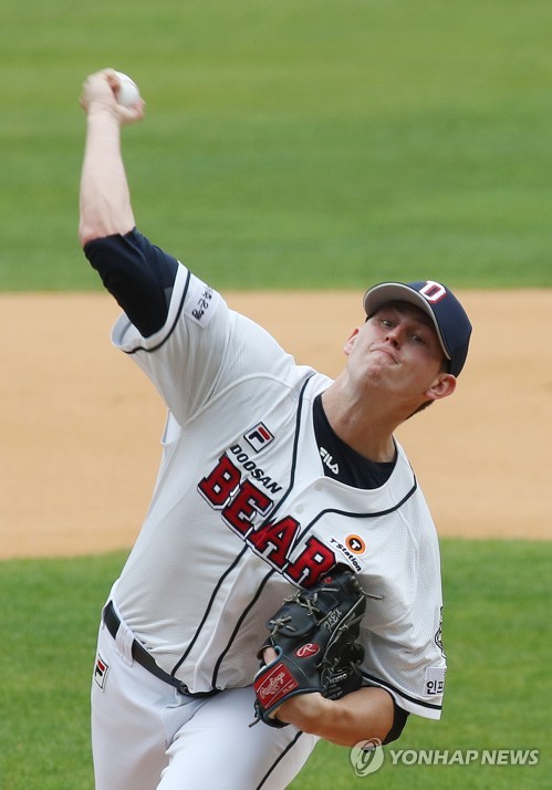 두산 플렉센, 경기 시간 변수에 흔들…3이닝 동안 5사사구