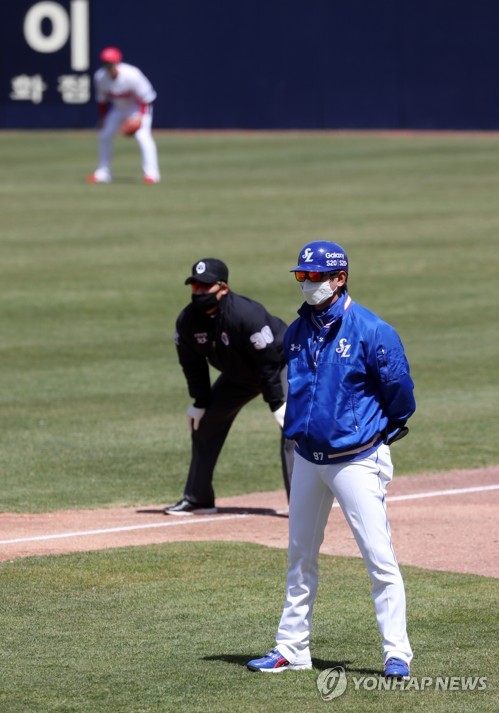 프로야구 1·3루코치 마스크 의무착용…원정숙소 사우나