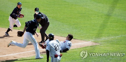 차우찬 호투·정근우 적극적 주루…LG, 연습경기서 두산에 승리