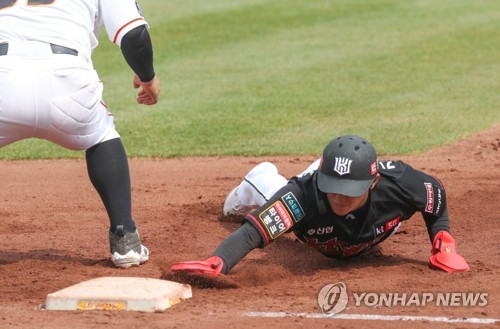 두산 플렉센 무실점 쾌투…롯데 샘슨 밀어내기 등 3실점 