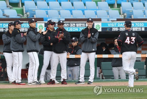 두산 플렉센 무실점 쾌투…롯데 샘슨 밀어내기 등 3실점