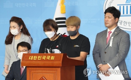 휴대전화까지 감시한 주장·폭행한 감독…추가피해자 증언(종합)