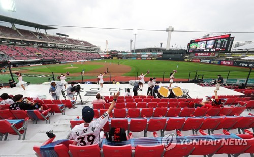 코로나 시대 응원단장 으쌰라으쌰는 제가 대신 외칠게요